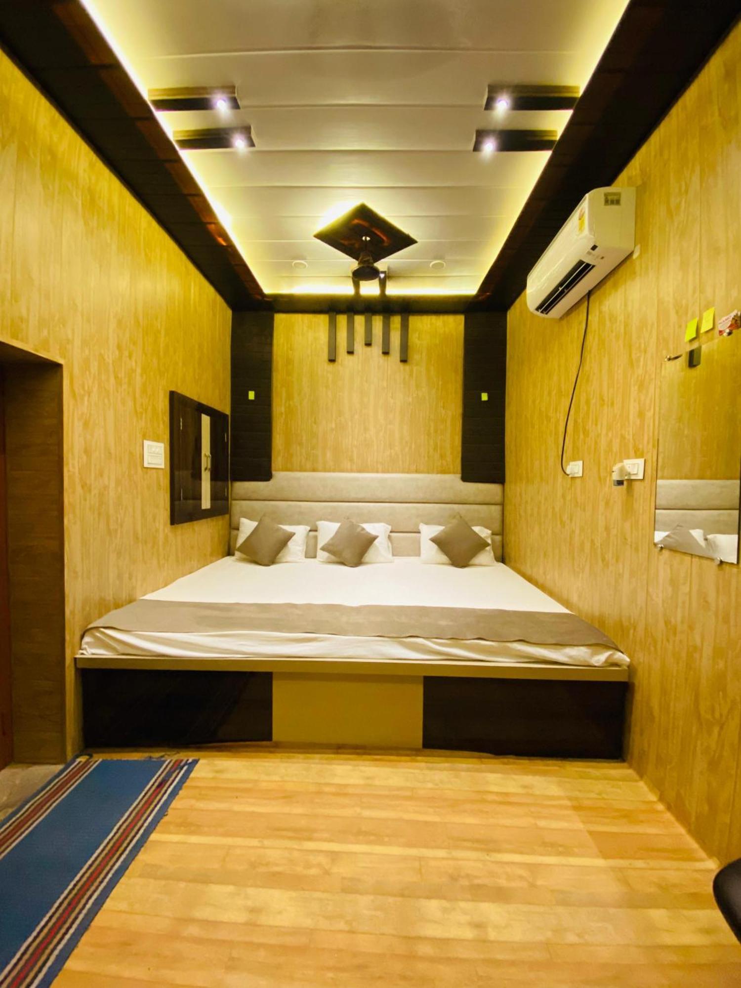 Namo Guest House Only For Indians فاراناسي المظهر الخارجي الصورة