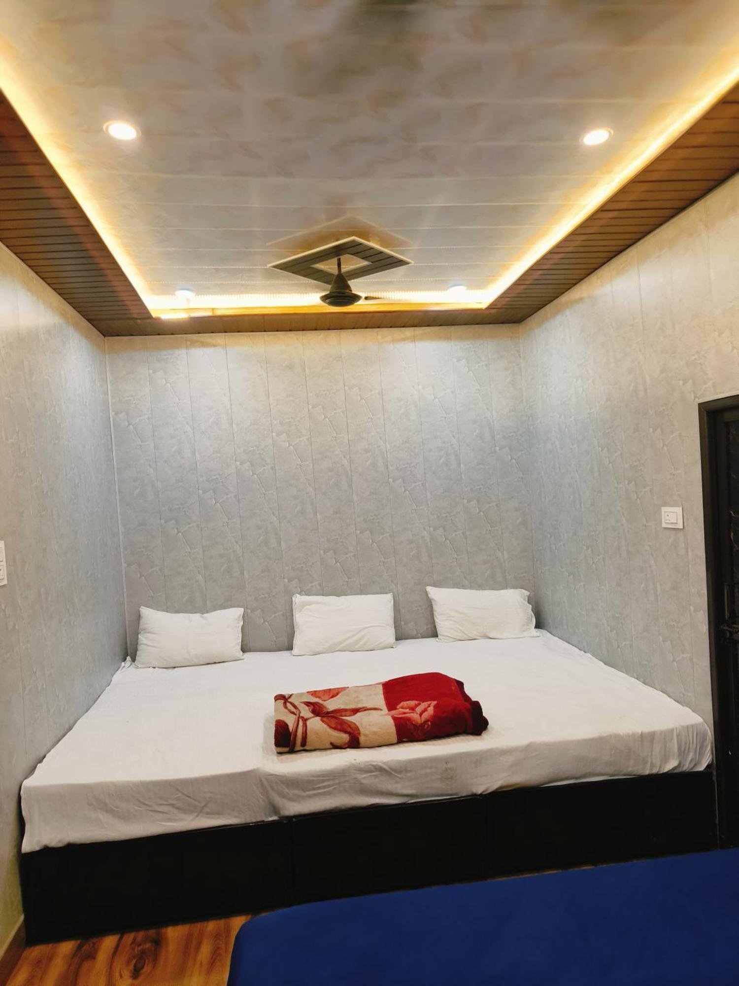 Namo Guest House Only For Indians فاراناسي المظهر الخارجي الصورة