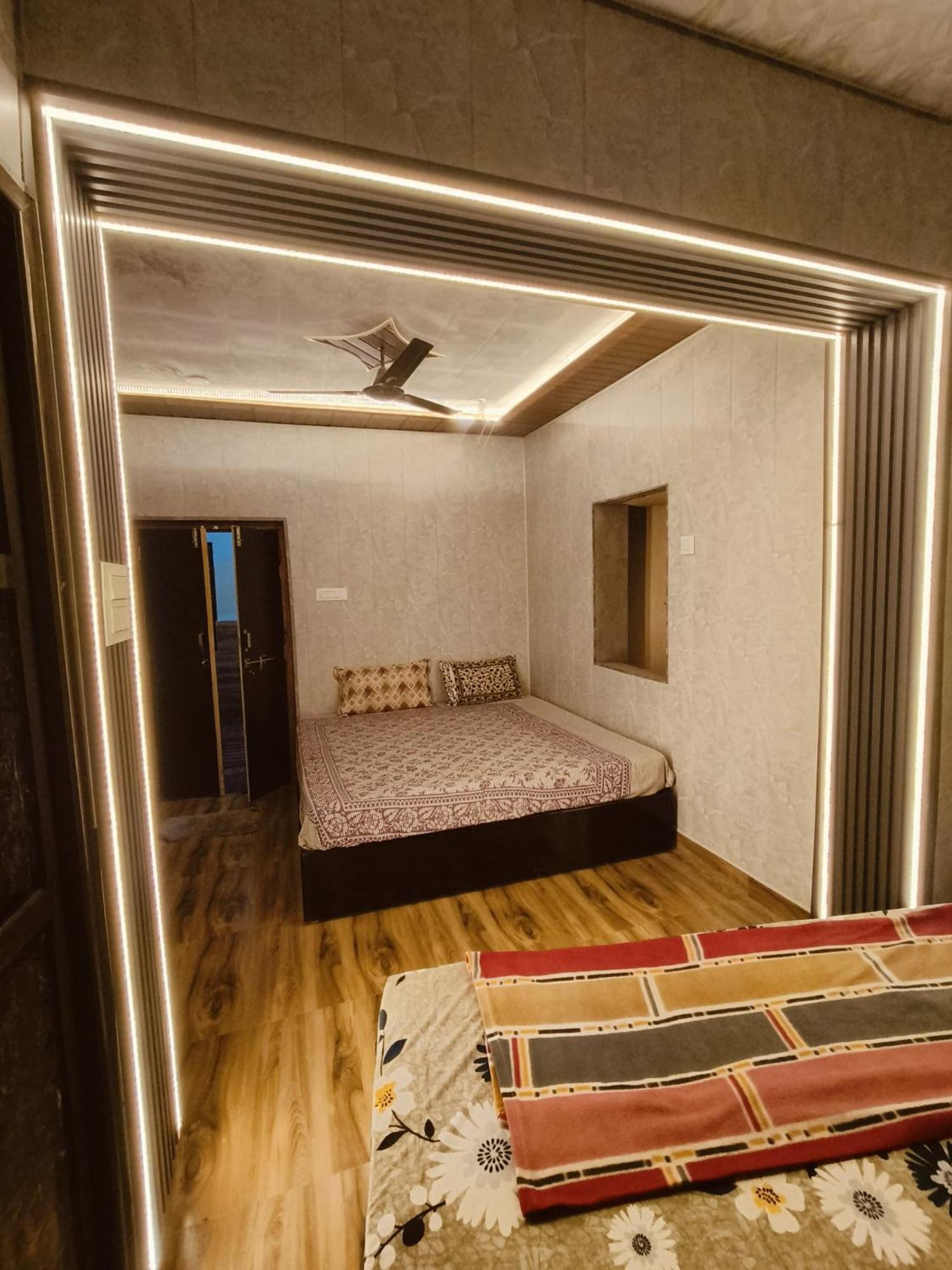 Namo Guest House Only For Indians فاراناسي المظهر الخارجي الصورة